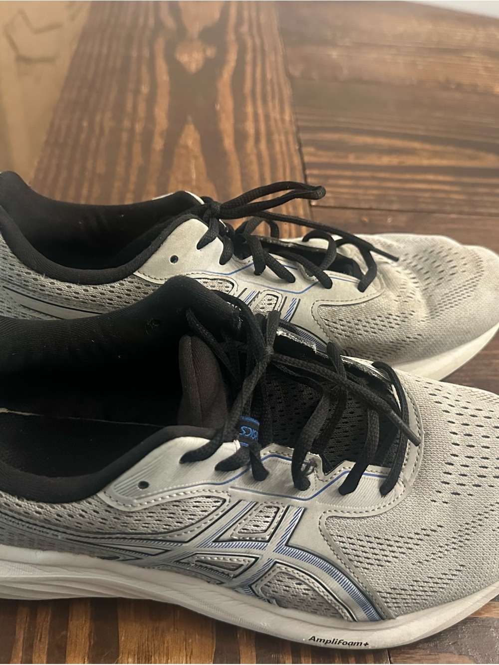 Asics Men's Light Gray and Black Running Shoes with Blue Accent